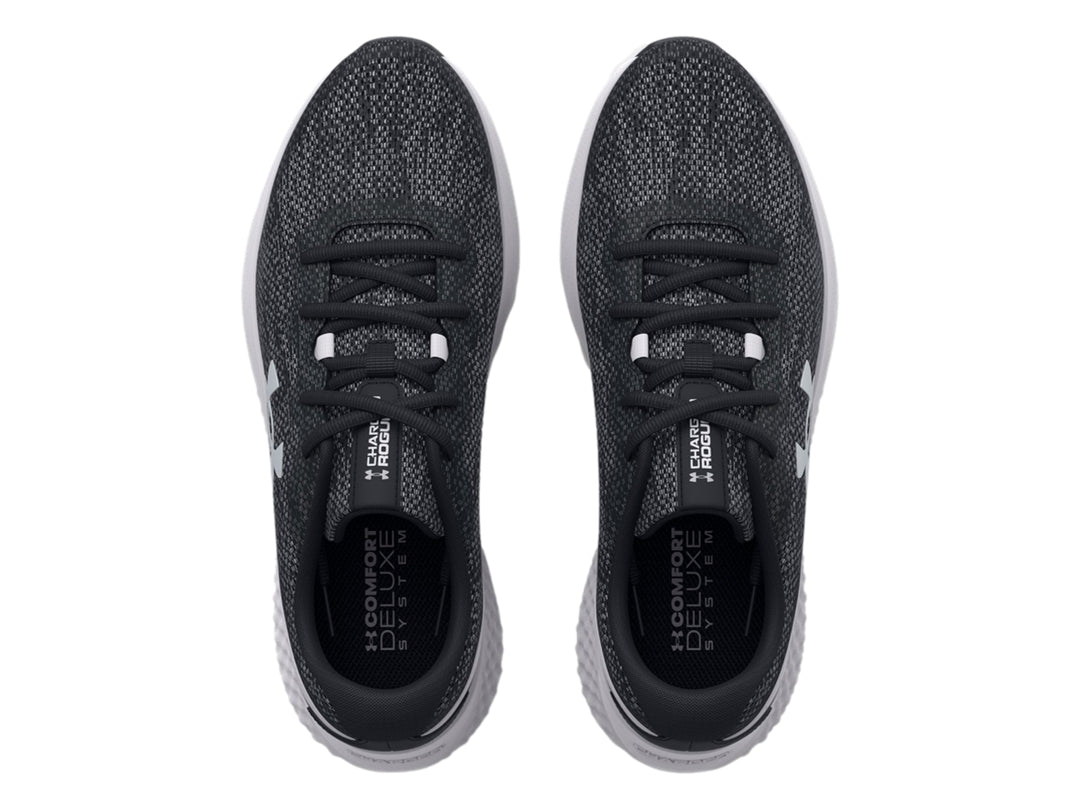 Tenis deportivos Under Armour Charged Rogue 3 Knit en color negro con suela blanca.