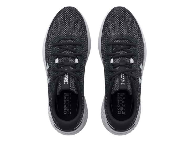 Tenis deportivos Under Armour Charged Rogue 3 Knit en color negro con suela blanca.