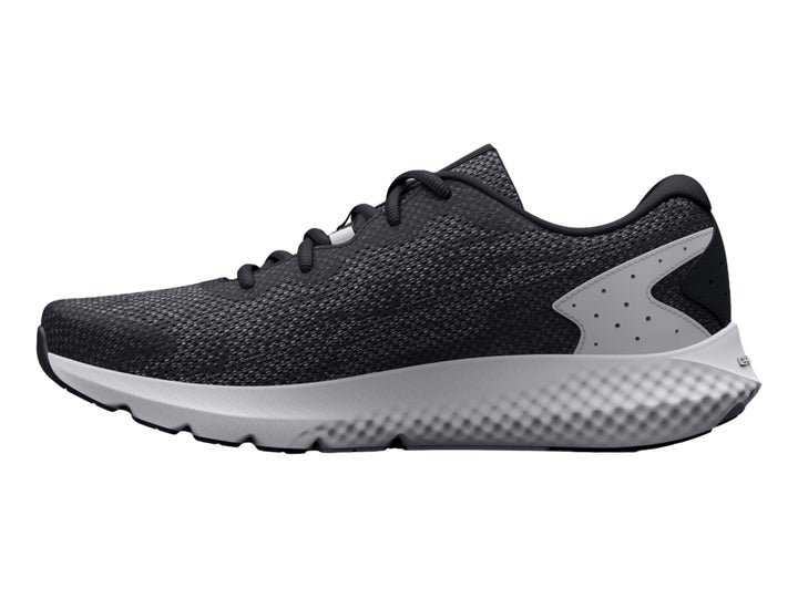 Tenis deportivos Under Armour Charged Rogue 3 Knit en color negro con suela blanca.