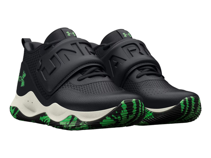 Tenis de baloncesto Under Armour color negro con suela blanca y detalles verdes.
