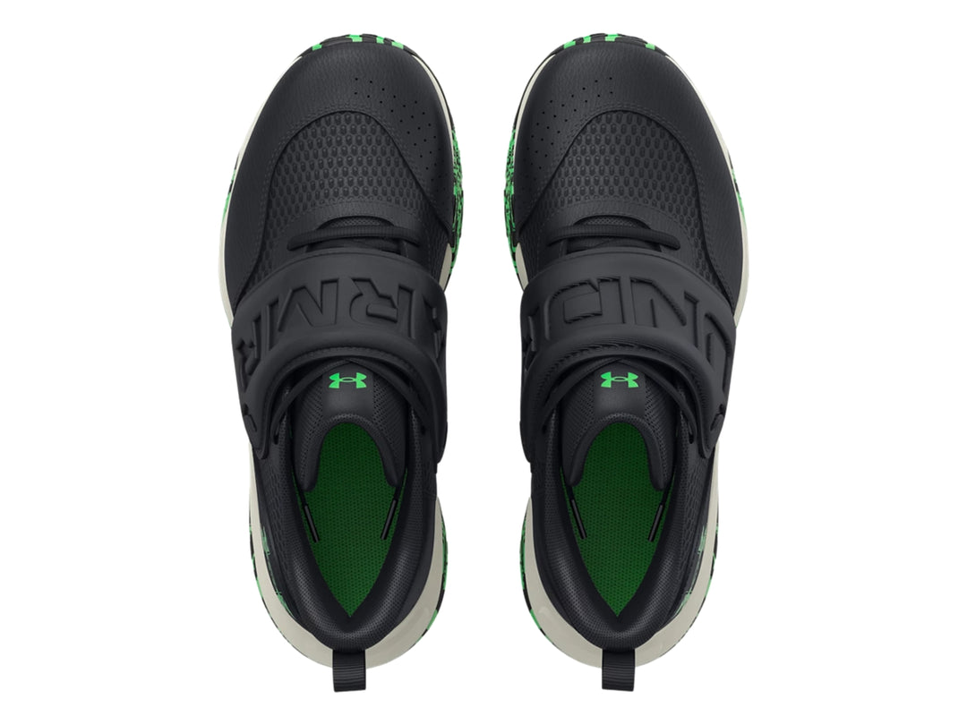 Tenis de baloncesto Under Armour color negro con suela blanca y detalles verdes.