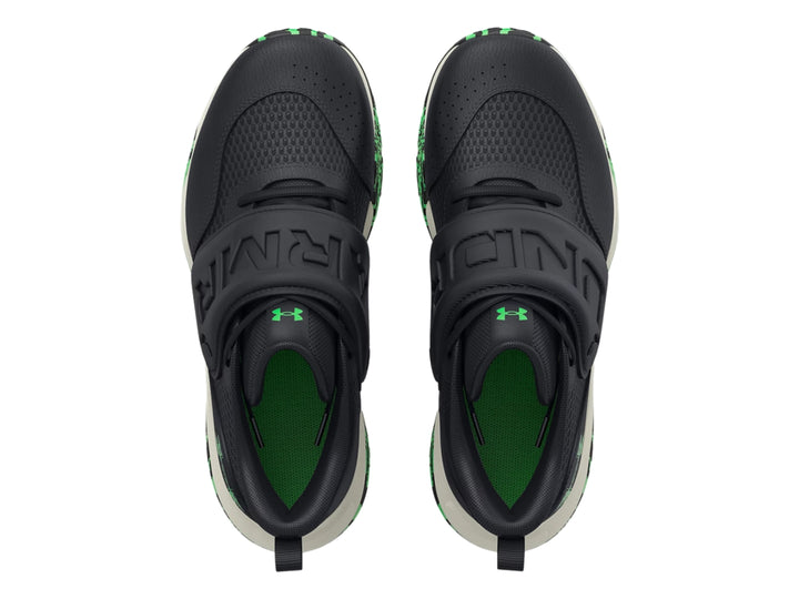 Tenis de baloncesto Under Armour color negro con suela blanca y detalles verdes.