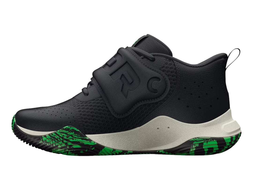 Tenis de baloncesto Under Armour color negro con suela blanca y detalles verdes.