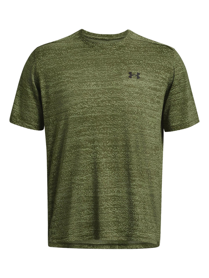 Hombre usando camiseta deportiva de manga corta color amarillo lima jaspeado marca Under Armour.