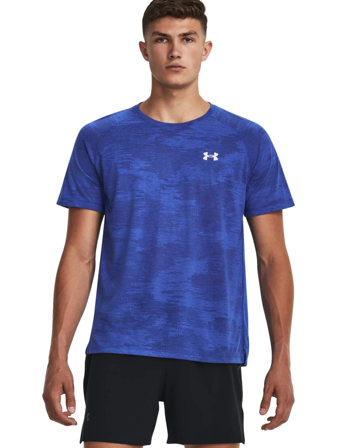 Camiseta deportiva azul de manga corta con estampado de camuflaje y logotipo blanco de Under Armour.