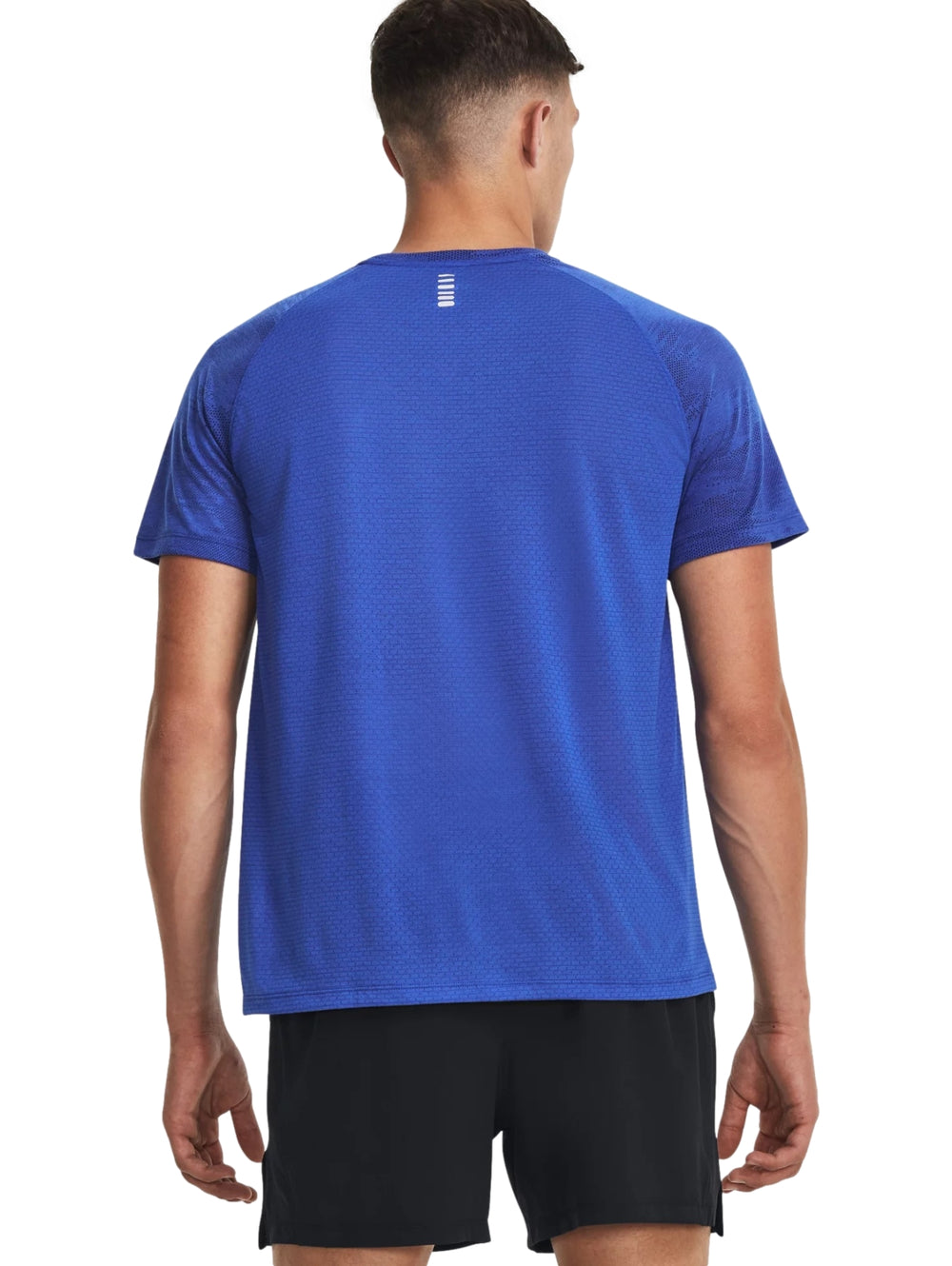 Camiseta deportiva azul de manga corta con estampado de camuflaje y logotipo blanco de Under Armour.
