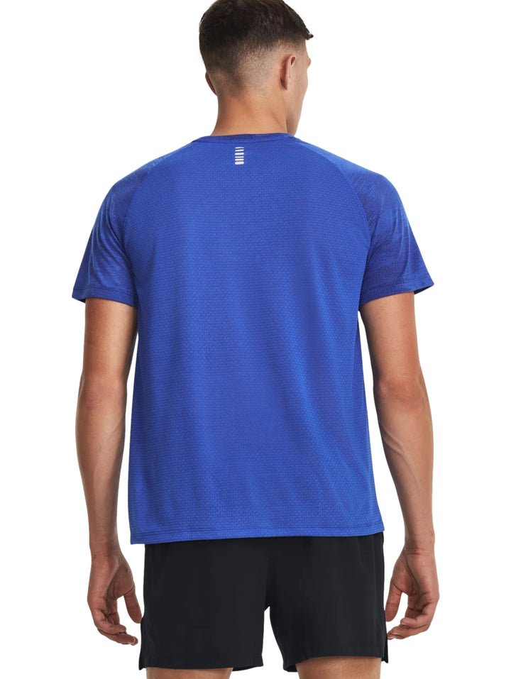 Camiseta deportiva azul de manga corta con estampado de camuflaje y logotipo blanco de Under Armour.