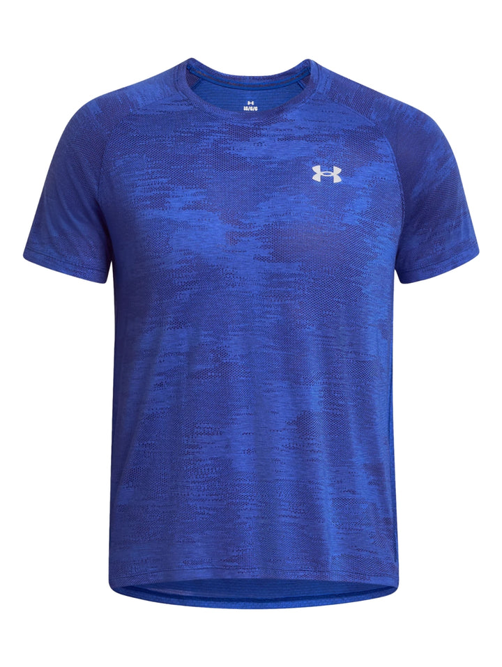 Camiseta deportiva azul de manga corta con estampado de camuflaje y logotipo blanco de Under Armour.