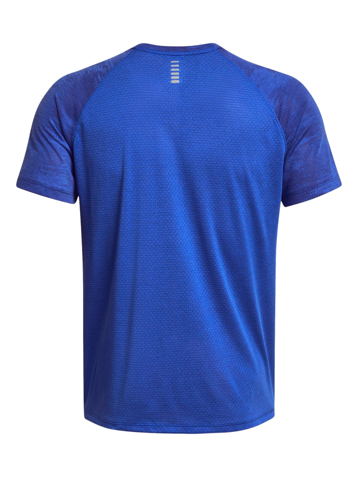 Camiseta deportiva azul de manga corta con estampado de camuflaje y logotipo blanco de Under Armour.