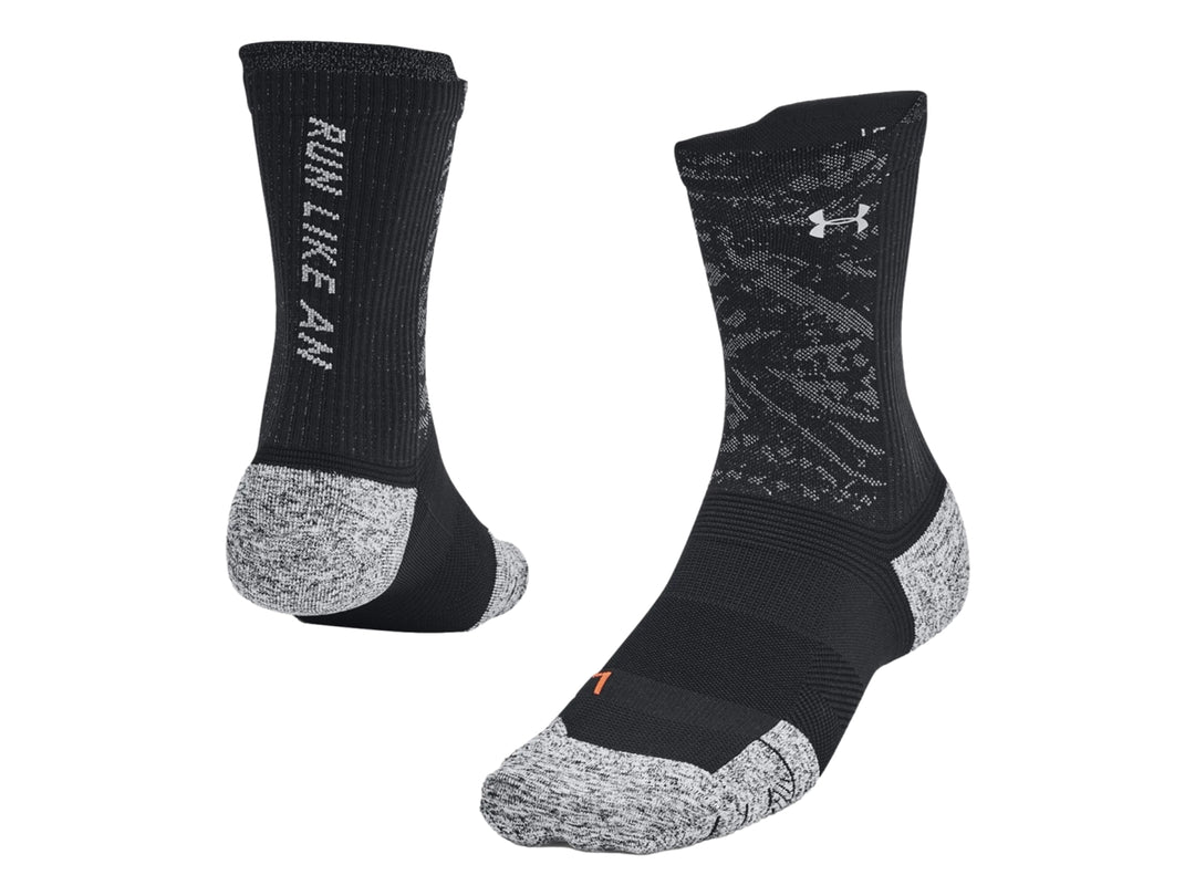 Par de calcetines deportivos Under Armour color negro con secciones grises en la punta y el talón.
