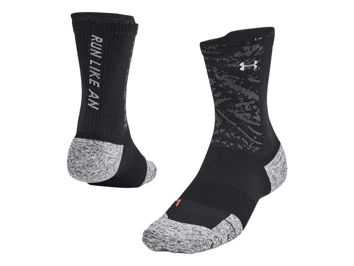 Par de calcetines deportivos Under Armour color negro con secciones grises en la punta y el talón.