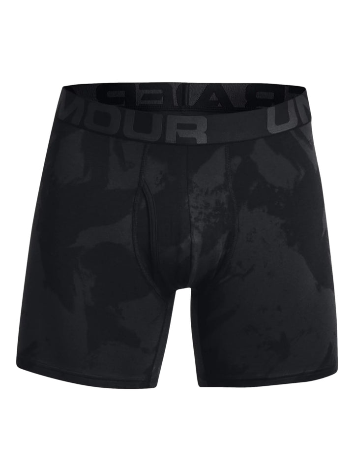 Hombre vistiendo bóxers deportivos Under Armour en color negro con patrón de camuflaje oscuro.