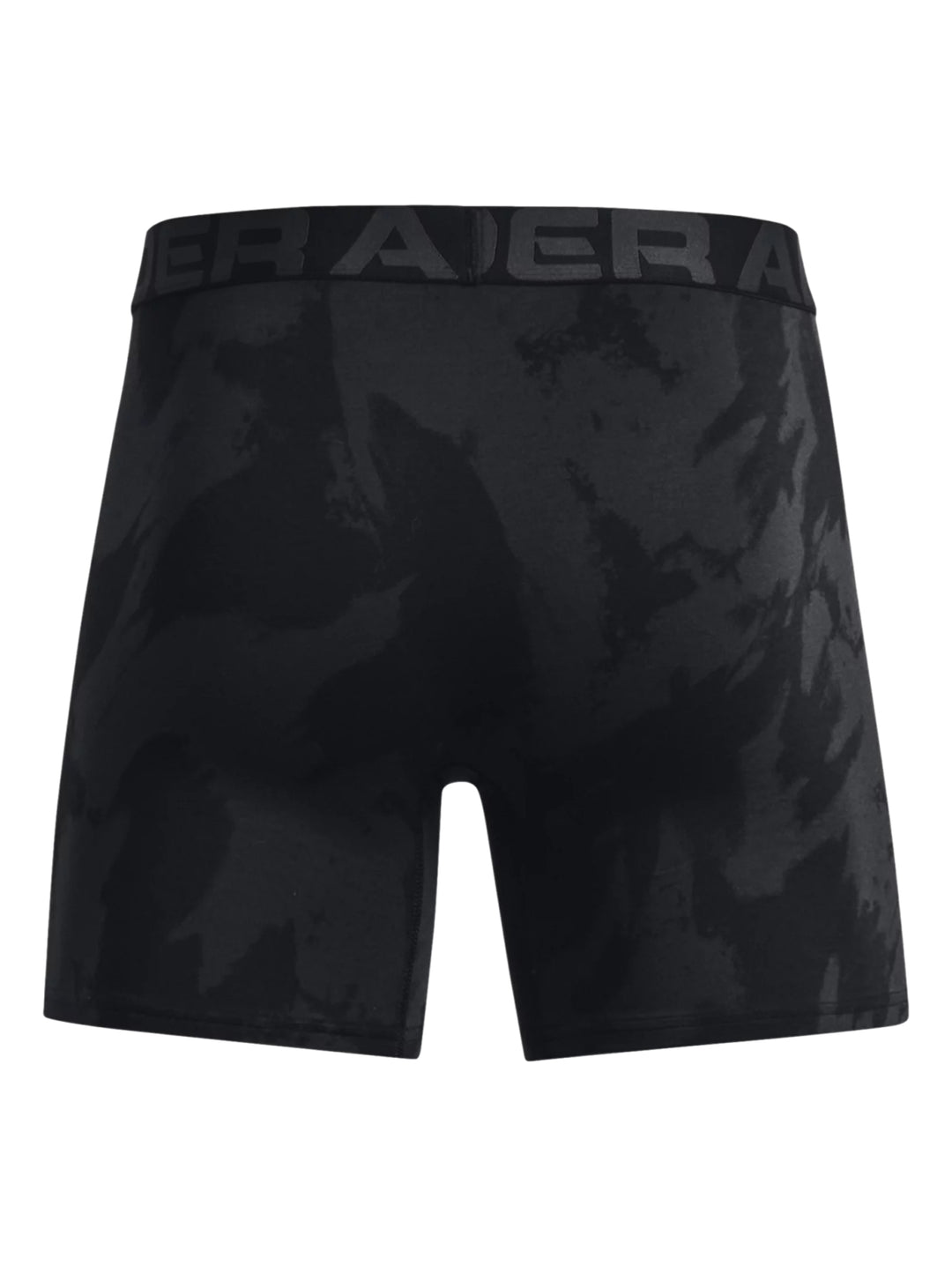 Hombre vistiendo bóxers deportivos Under Armour en color negro con patrón de camuflaje oscuro.