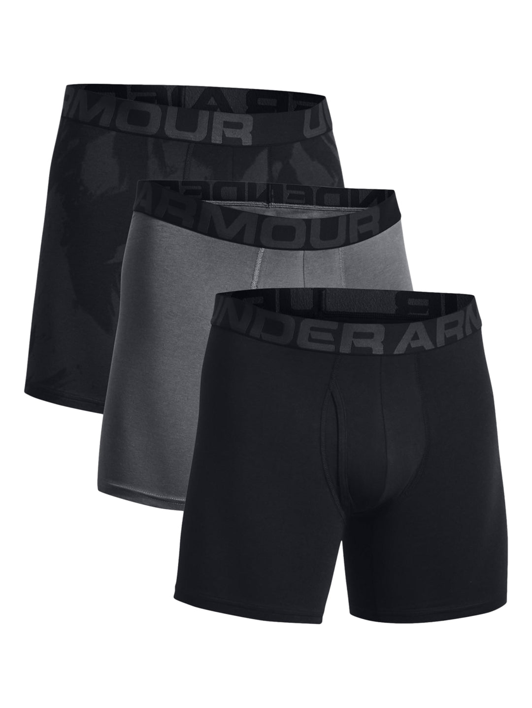 Hombre vistiendo bóxers deportivos Under Armour en color negro con patrón de camuflaje oscuro.