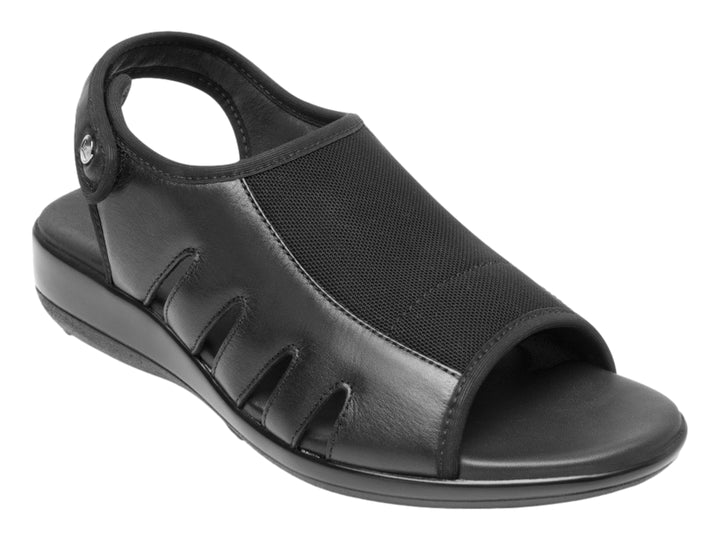 Sandalia Flexi para mujer en color negro, fabricada en cuero vacuno con diseño de cortes laterales y correa ajustable.