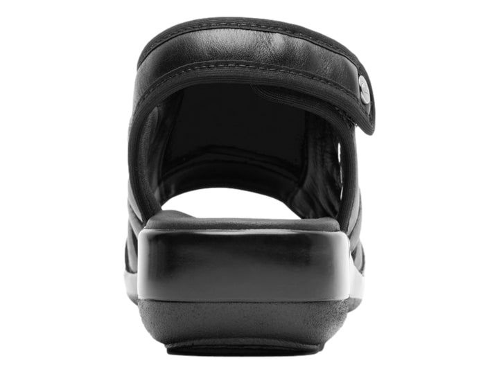 Sandalia Flexi para mujer en color negro, fabricada en cuero vacuno con diseño de cortes laterales y correa ajustable.