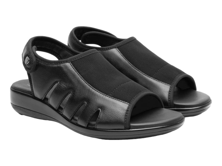 Sandalia Flexi para mujer en color negro, fabricada en cuero vacuno con diseño de cortes laterales y correa ajustable.