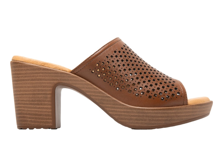 Sandalia color tan de cuero con tacón grueso y plataforma, con diseño perforado en la parte superior.