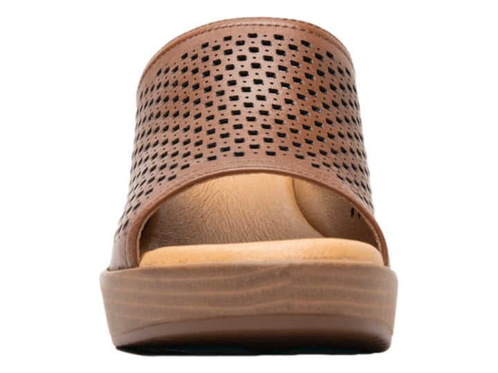 Sandalia color tan de cuero con tacón grueso y plataforma, con diseño perforado en la parte superior.