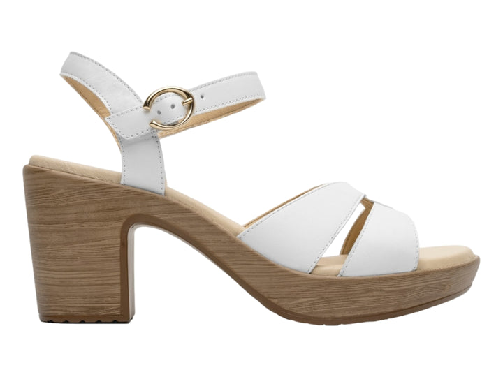 Sandalia blanca de cuero con tacón cuadrado y plataforma color madera y correa al tobillo con hebilla dorada.