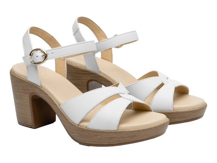 Sandalia blanca de cuero con tacón cuadrado y plataforma color madera y correa al tobillo con hebilla dorada.