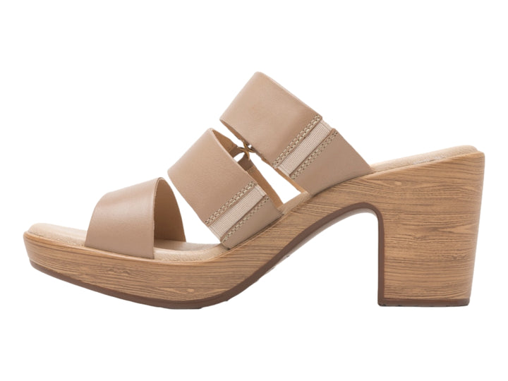 Sandalia Flexi color taupe para mujer con tacón cuadrado y tres correas frontales.