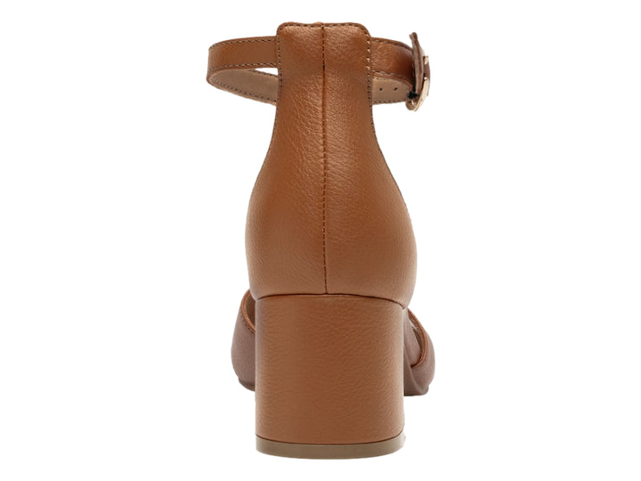 Sandalia Flexi color camel con tacón cuadrado, tiras cruzadas en la parte frontal y correa ajustable al tobillo.