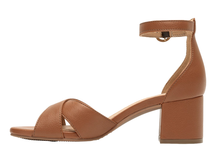 Sandalia Flexi color camel con tacón cuadrado, tiras cruzadas en la parte frontal y correa ajustable al tobillo.