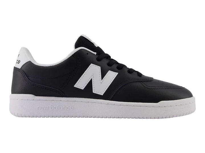Tenis New Balance color negro con suela blanca y logotipo N en el costado.