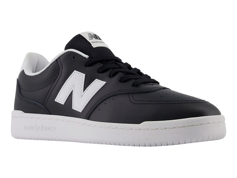 Tenis New Balance color negro con suela blanca y logotipo N en el costado.