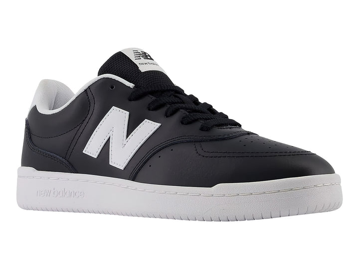 Tenis New Balance color negro con suela blanca y logotipo N en el costado.