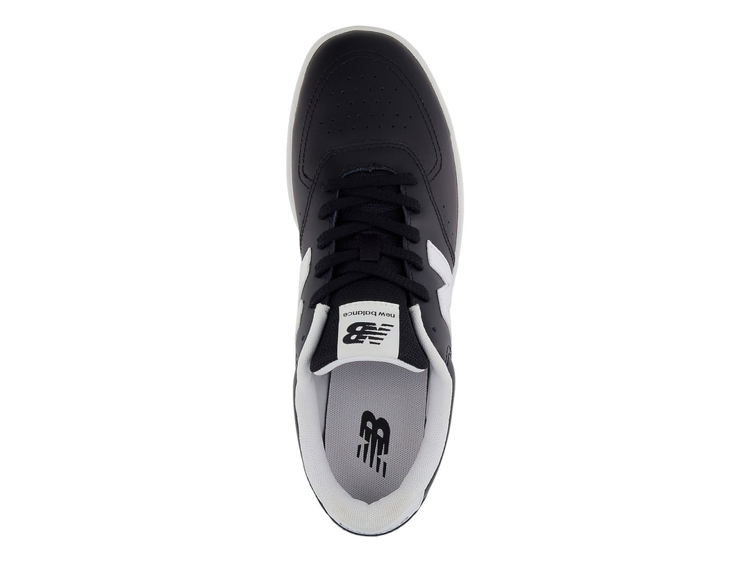 Tenis New Balance color negro con suela blanca y logotipo N en el costado.