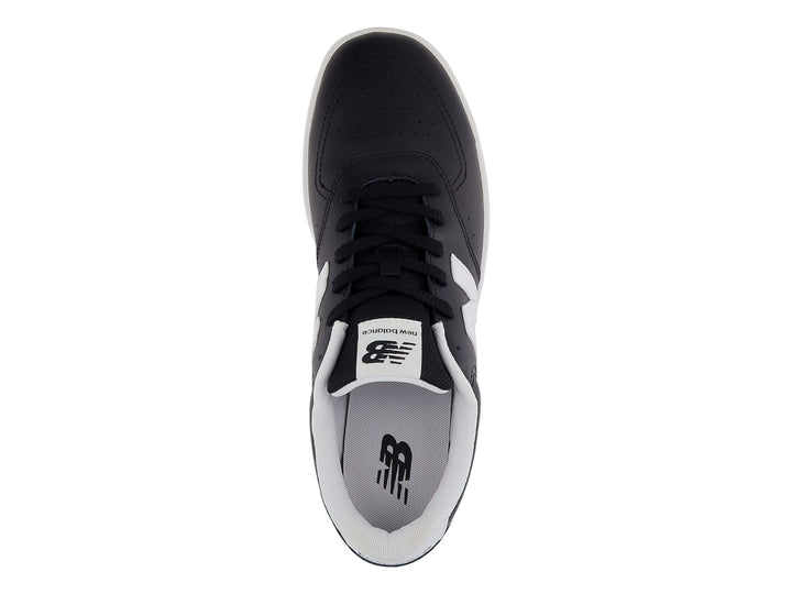 Tenis New Balance color negro con suela blanca y logotipo N en el costado.