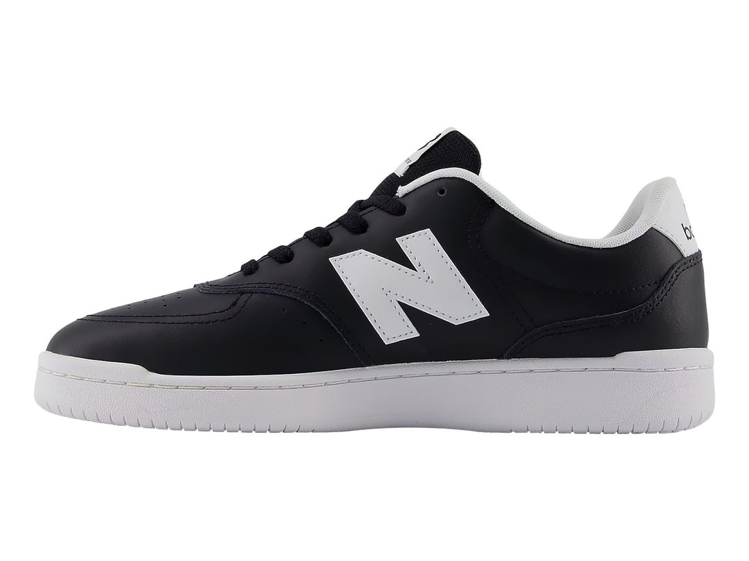 Tenis New Balance color negro con suela blanca y logotipo N en el costado.