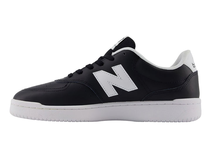 Tenis New Balance color negro con suela blanca y logotipo N en el costado.