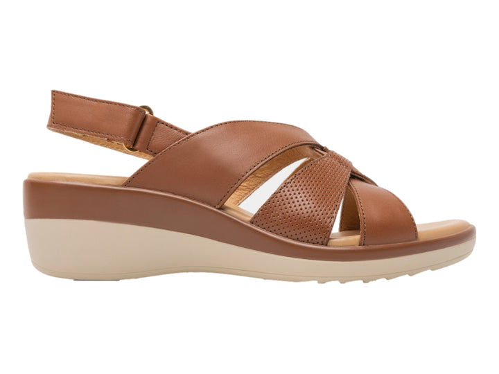 Sandalia de cuña color tan con tiras cruzadas y suela beige para mujer.
