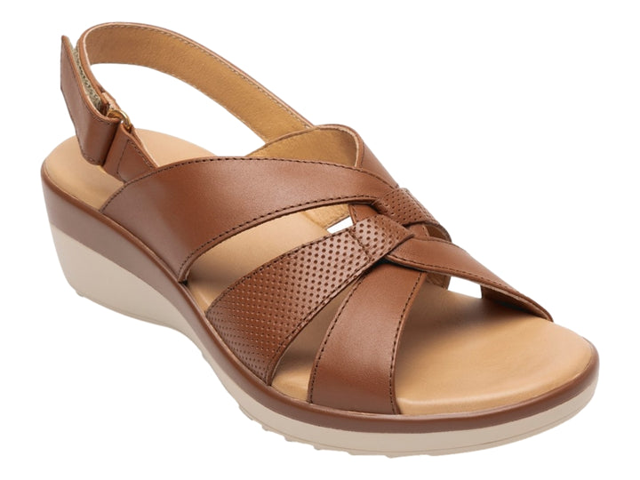 Sandalia de cuña color tan con tiras cruzadas y suela beige para mujer.