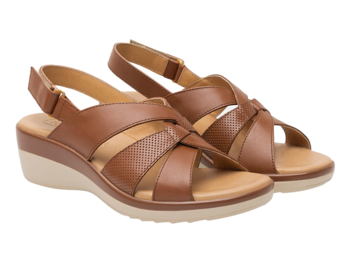 Sandalia de cuña color tan con tiras cruzadas y suela beige para mujer.