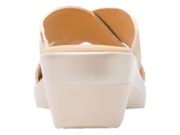 Sandalia Flexi color oro con diseño de tiras cruzadas y plataforma de cuña en tono beige.