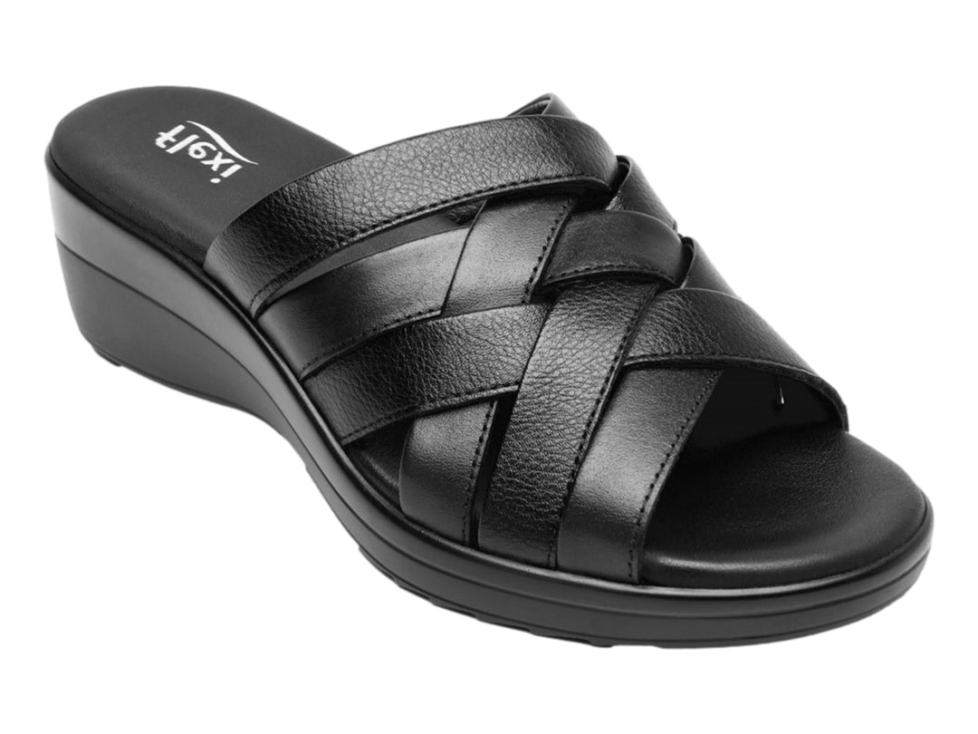 Sandalia Flexi color negro para mujer con diseño de tiras entrelazadas y suela de cuña cómoda.