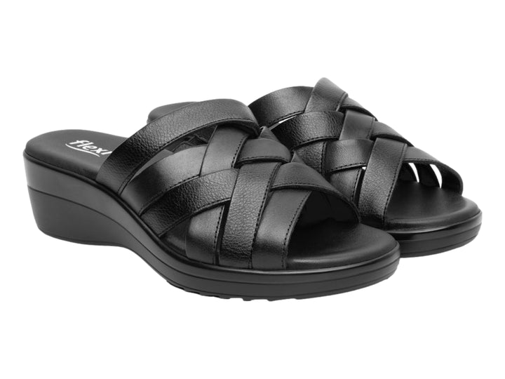 Sandalia Flexi color negro para mujer con diseño de tiras entrelazadas y suela de cuña cómoda.