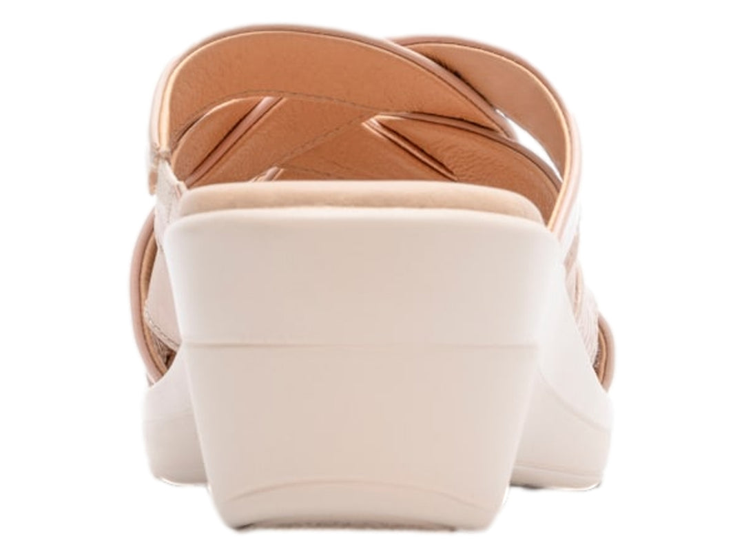 Sandalia Flexi color beige con tiras entrelazadas y plataforma de cuña baja para mujer.