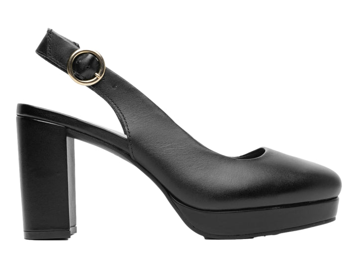 Zapato negro de tacón grueso y plataforma con correa al tobillo y punta cerrada.