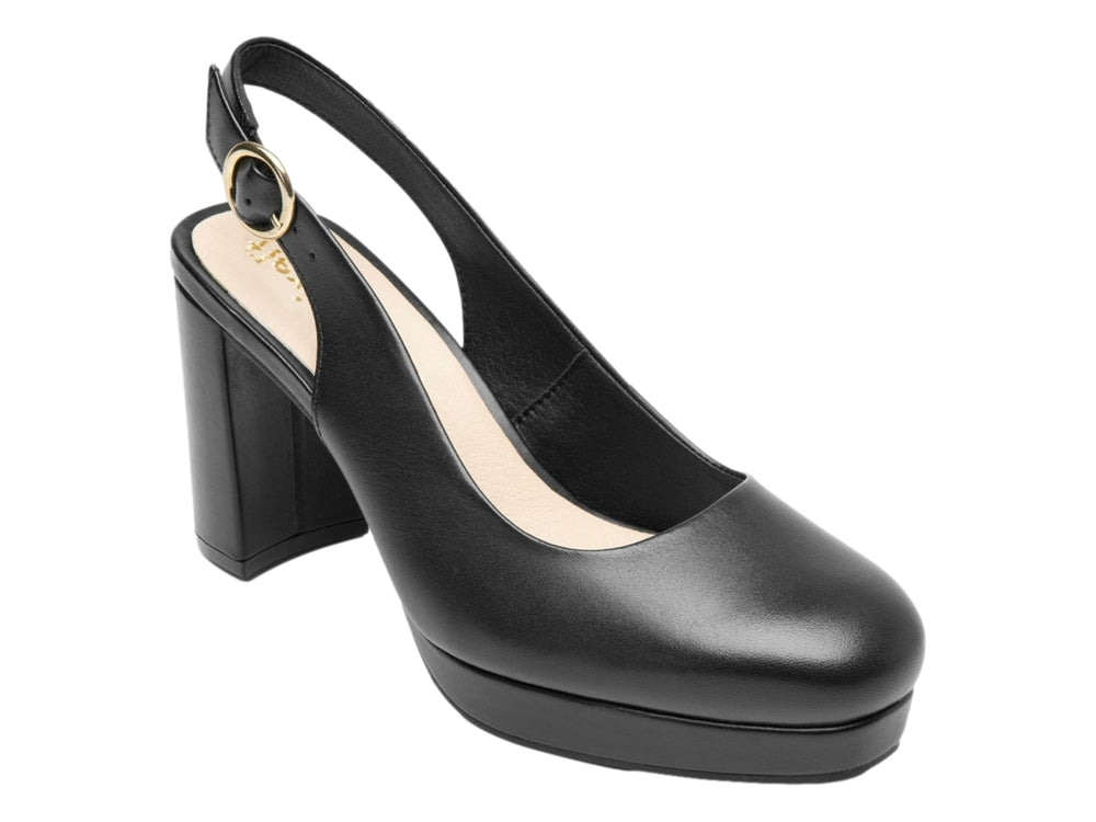 Zapato negro de tacón grueso y plataforma con correa al tobillo y punta cerrada.
