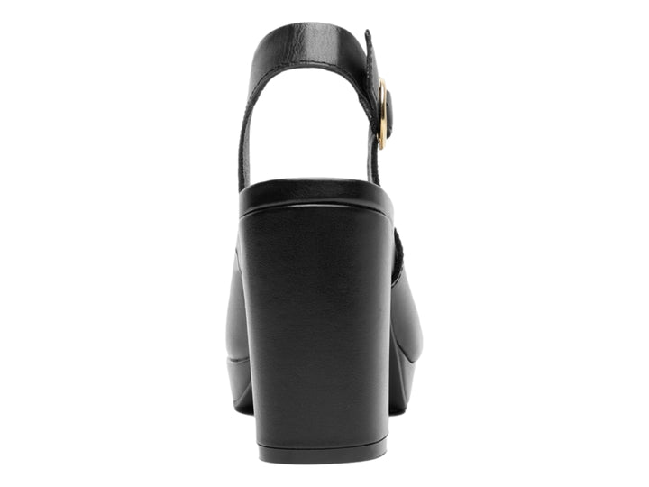 Zapato negro de tacón grueso y plataforma con correa al tobillo y punta cerrada.