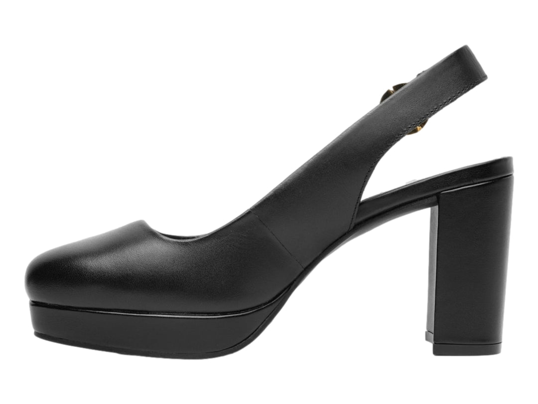 Zapato negro de tacón grueso y plataforma con correa al tobillo y punta cerrada.