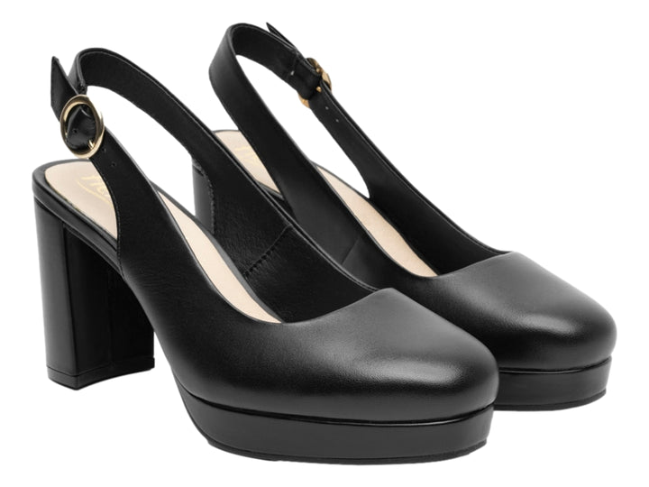 Zapato negro de tacón grueso y plataforma con correa al tobillo y punta cerrada.