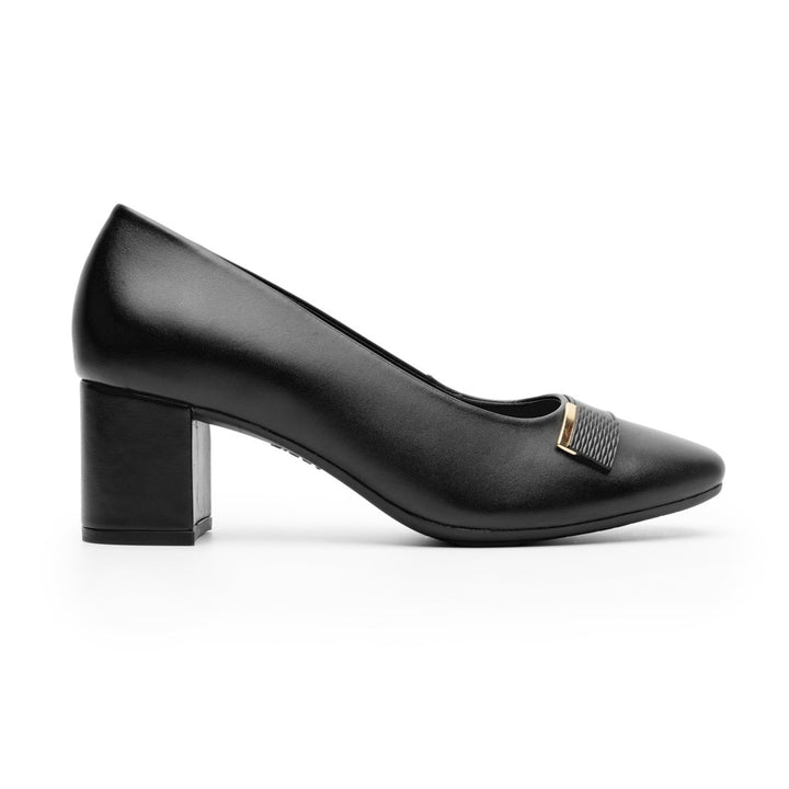 Zapato de tacón cuadrado color negro con un detalle metálico dorado en la parte frontal.