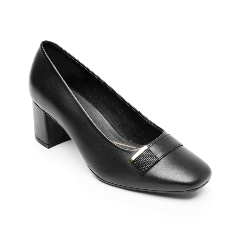 Zapato de tacón cuadrado color negro con un detalle metálico dorado en la parte frontal.