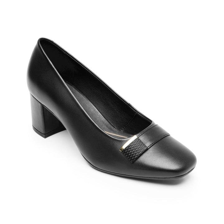 Zapato de tacón cuadrado color negro con un detalle metálico dorado en la parte frontal.
